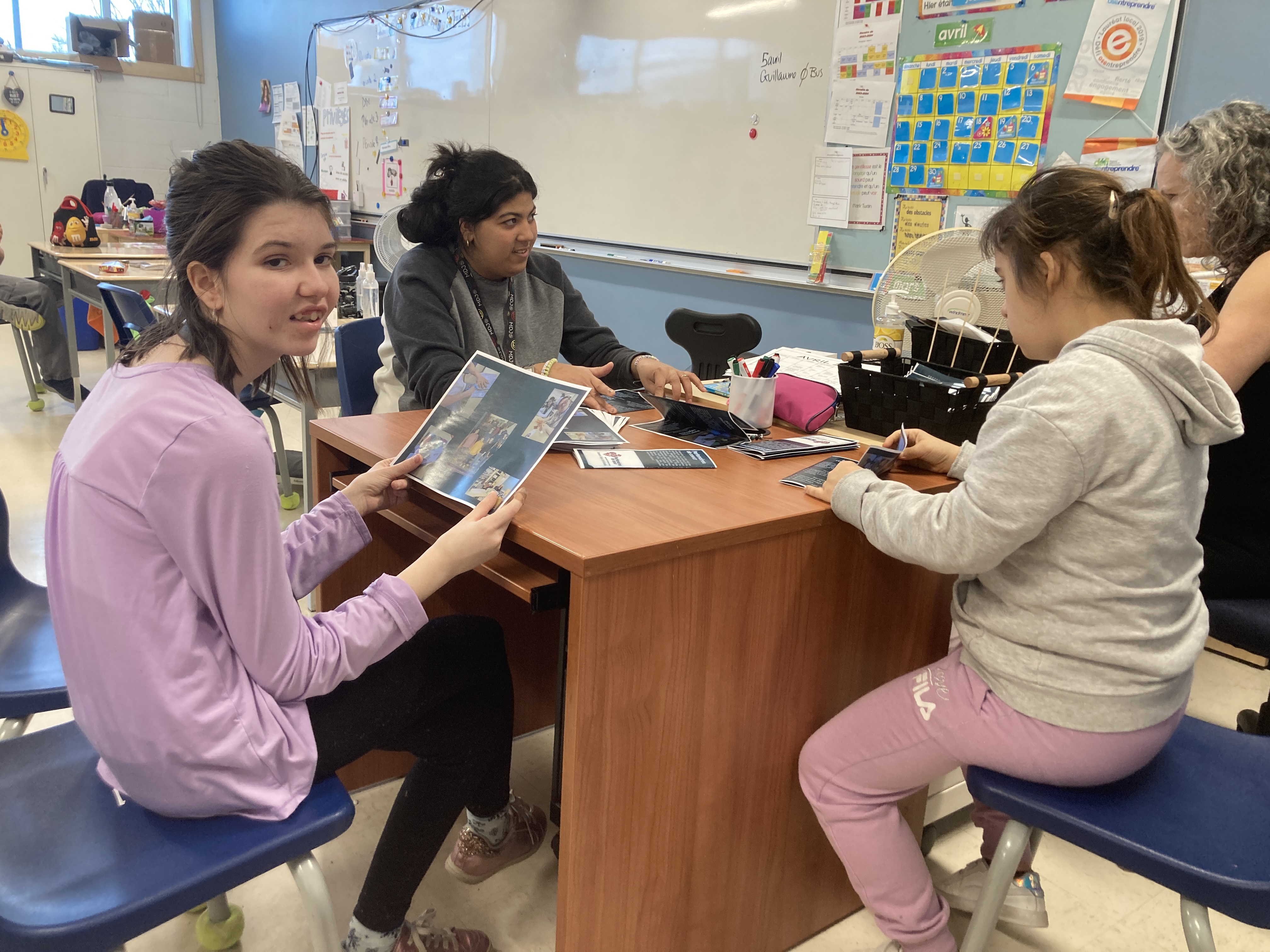 On apprend à plier nos dépliants.JPG