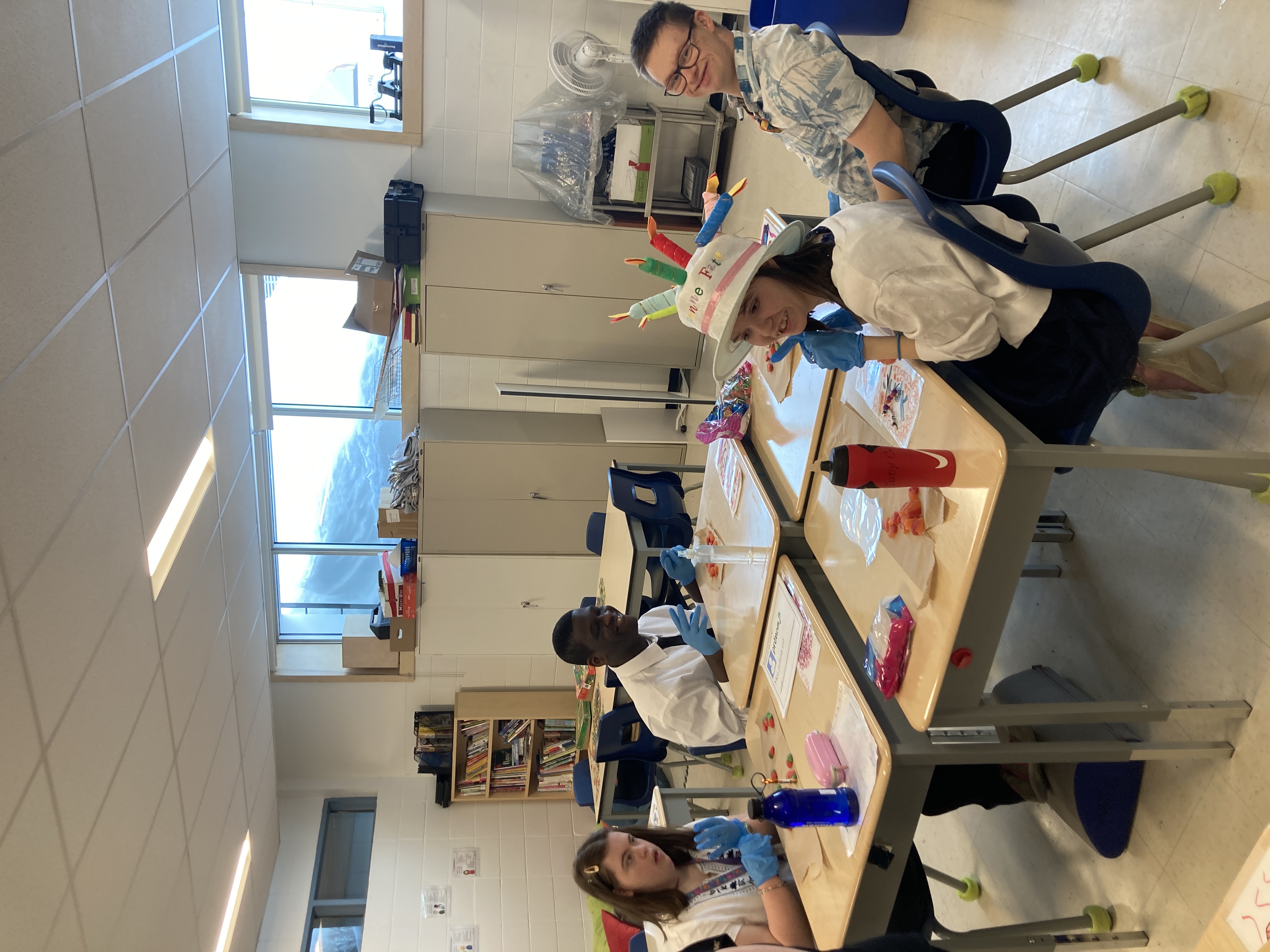 On fait des bonbonnières pour le party avec le régulier.JPG